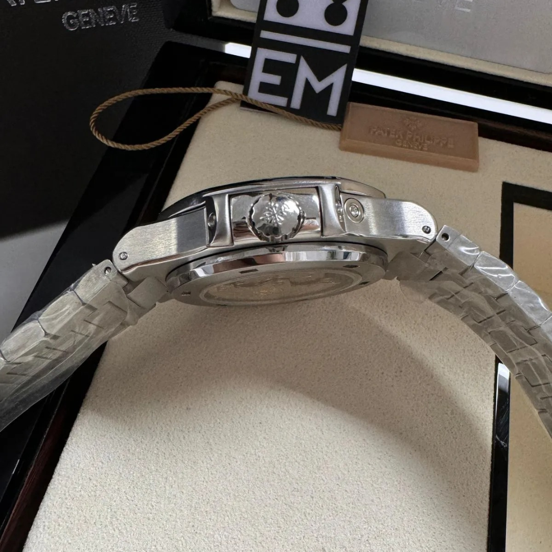 Patek Philippe Nautilus Gray – Automatic